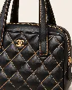 Luxe handtasdetail met gouden rits-12.webp